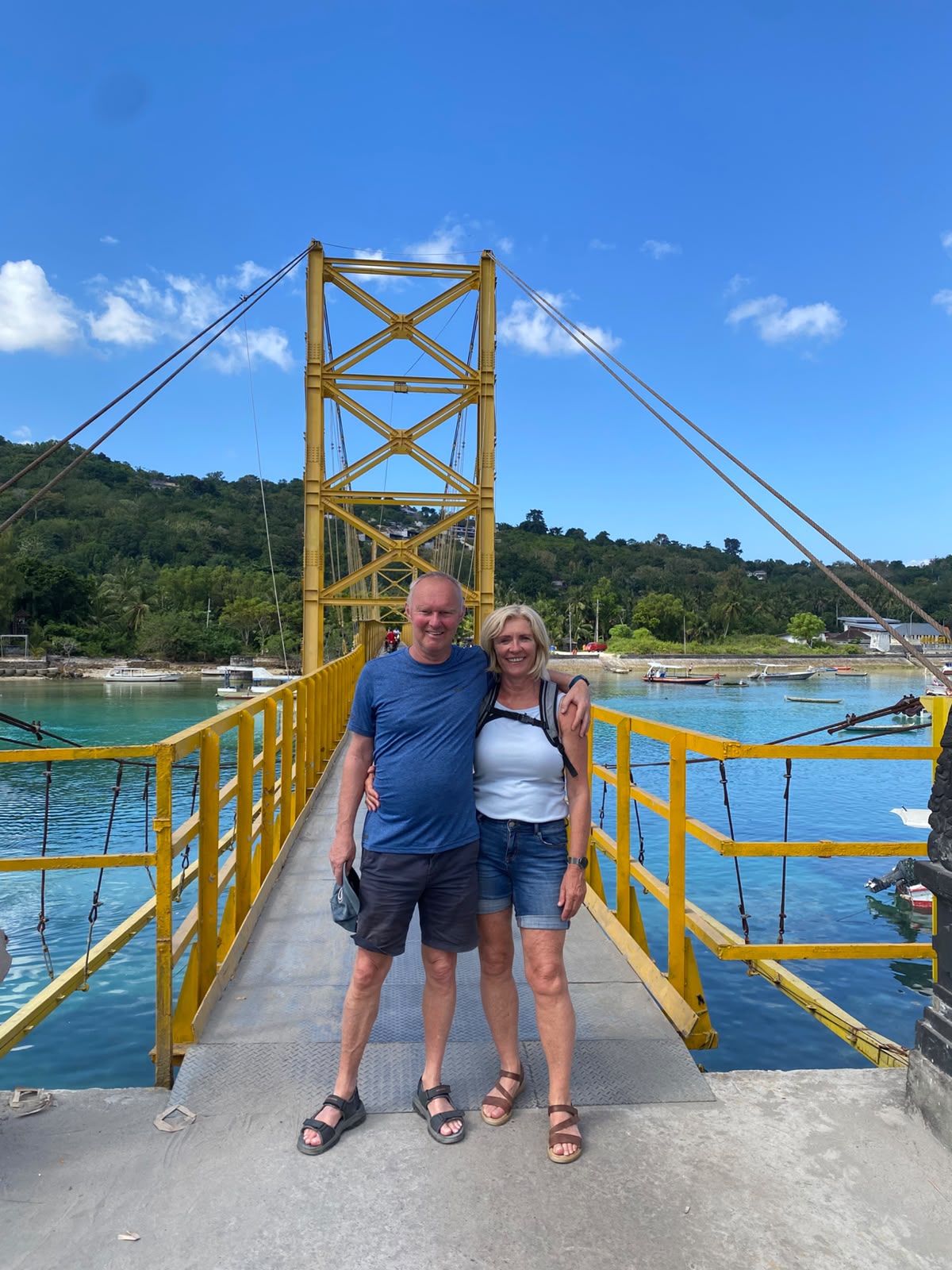 Pasangan wisatawan di Jembatan Kuning Nusa Lembongan